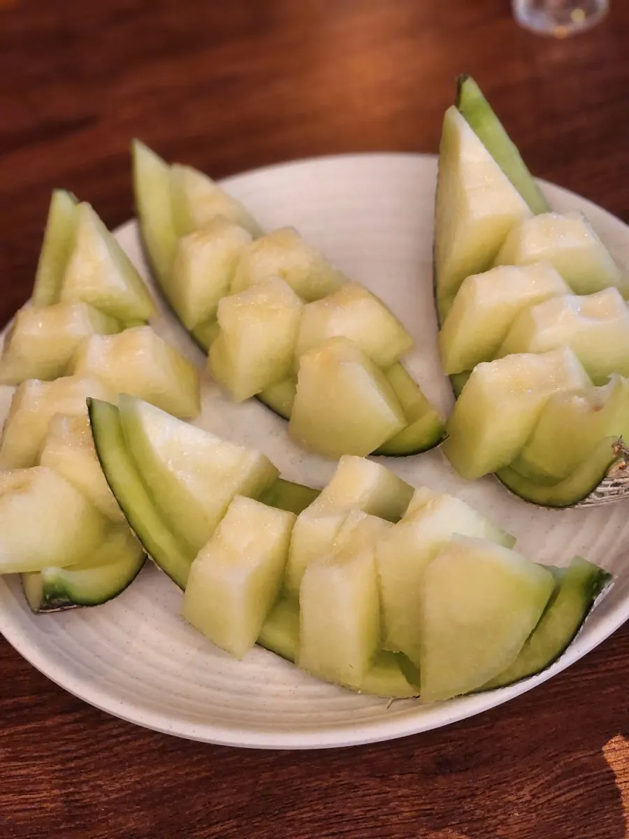 접시에 담긴 메론 안주