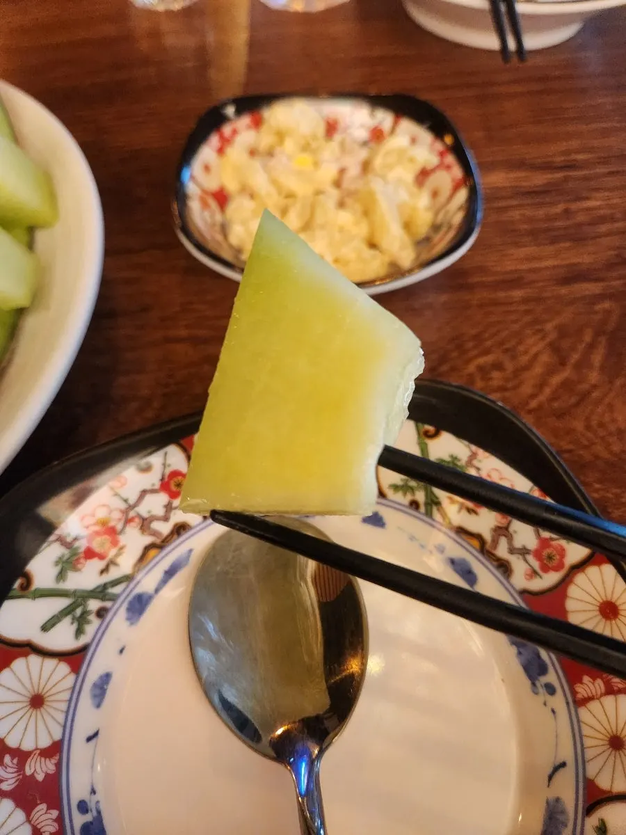양이 푸짐한 메론 한 접시