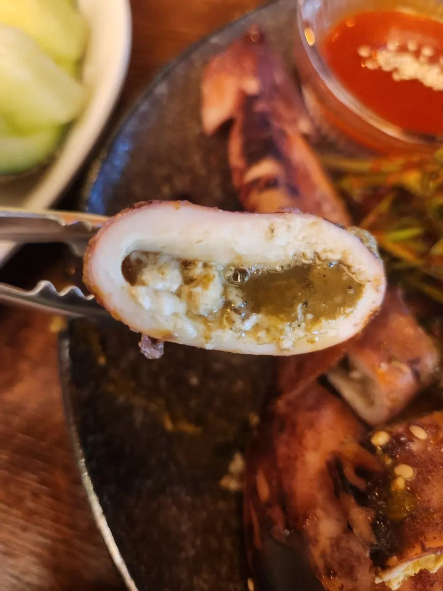 잘라놓은 오징어 통찜 단면