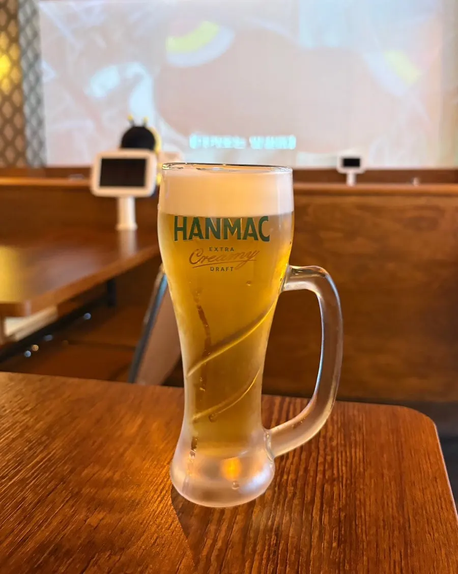 시원하게 따라진 한맥 생맥주 한 잔