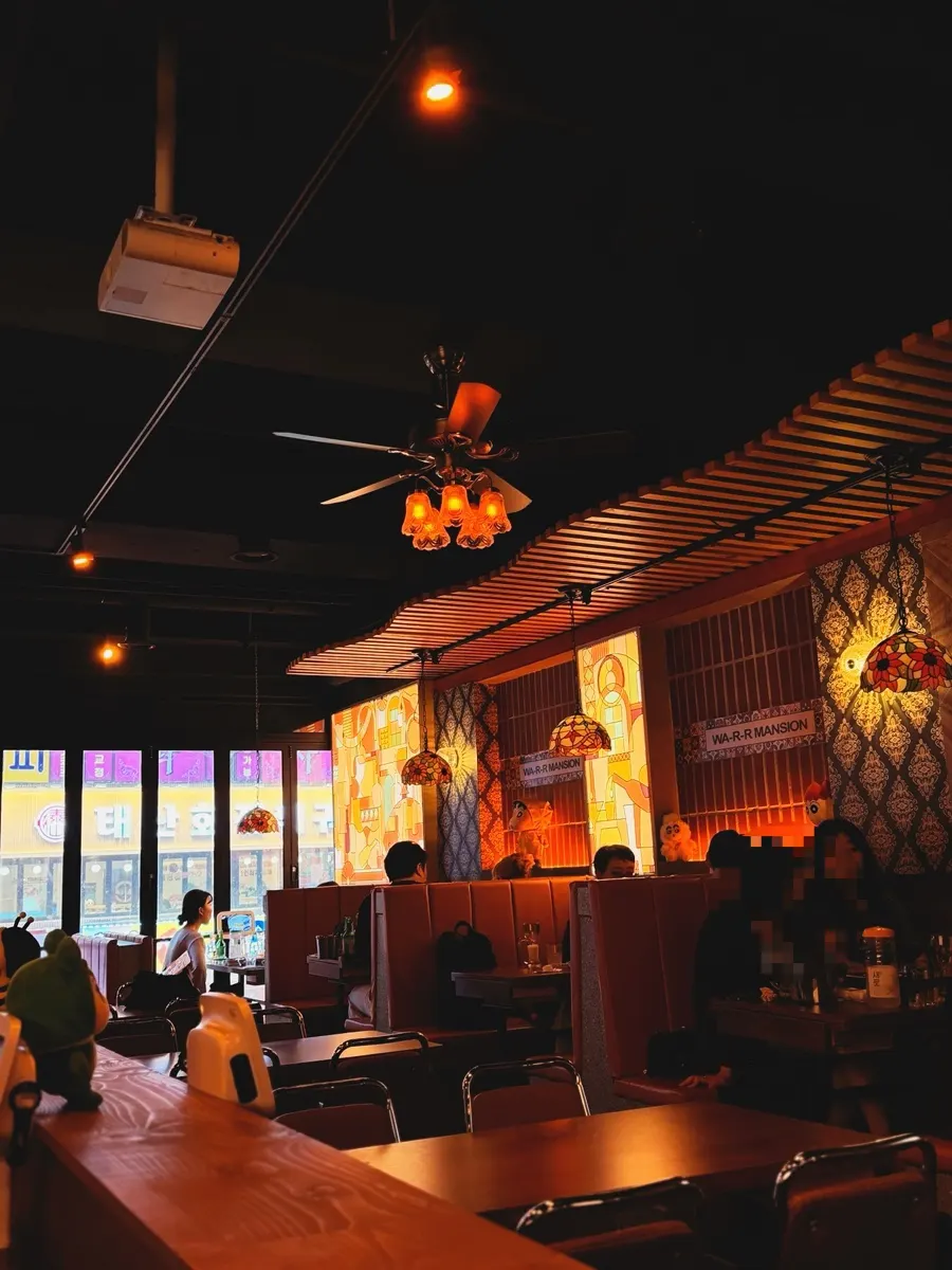 Wareureu Mansion Bangi Branch interior packed with customers at 6pm on a weekday