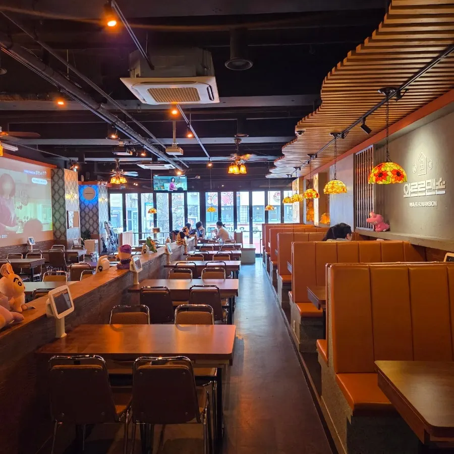 오픈 직후 한적한 와르르맨숀 방이점 좌석