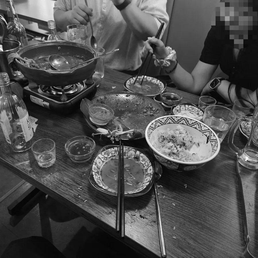 안주와 술이 놓인 테이블 전체