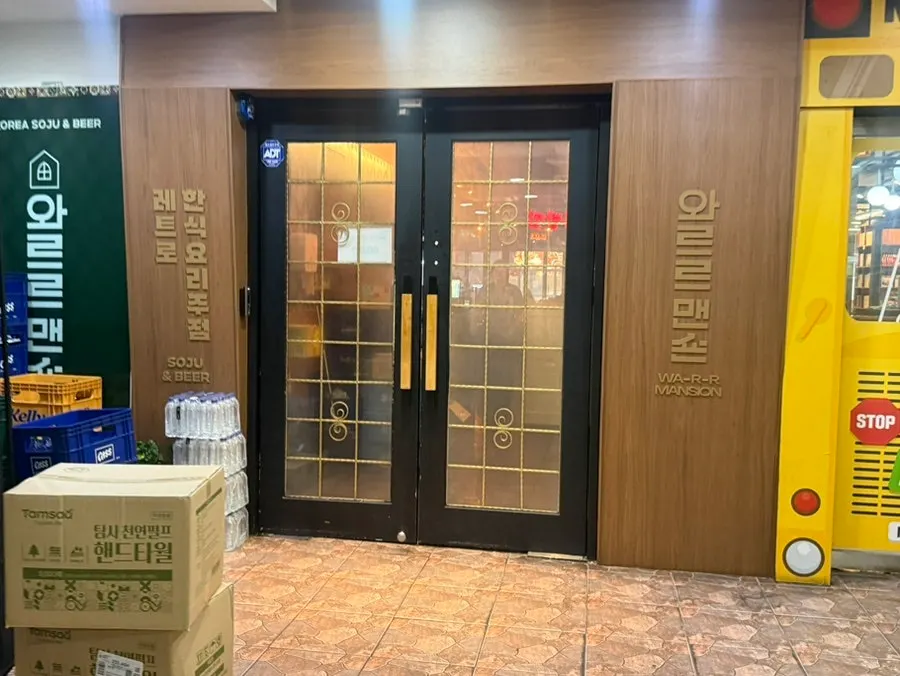 2층으로 올라가는 계단과 매장 입구
