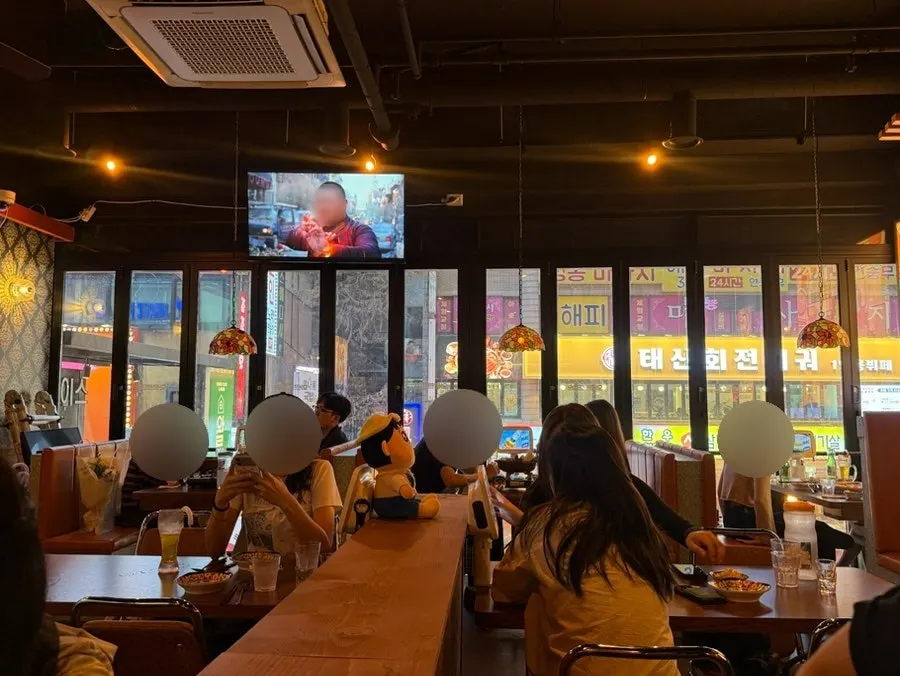 와르르맨숀 방이점 넓은 홀 좌석