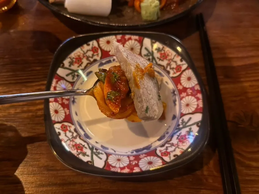 수육에 칼빔면을 올려 먹는 모습