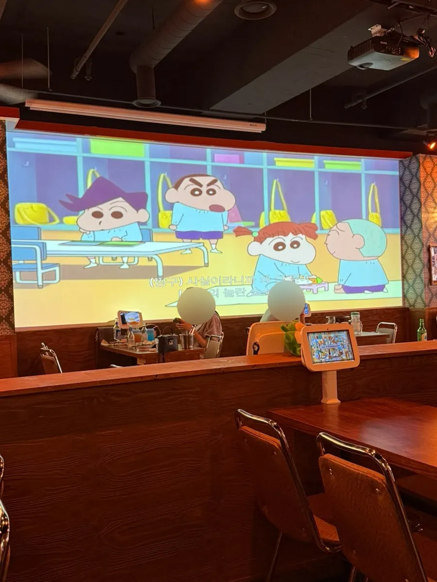 Crayon Shin-chan clip playing on the in-store screen