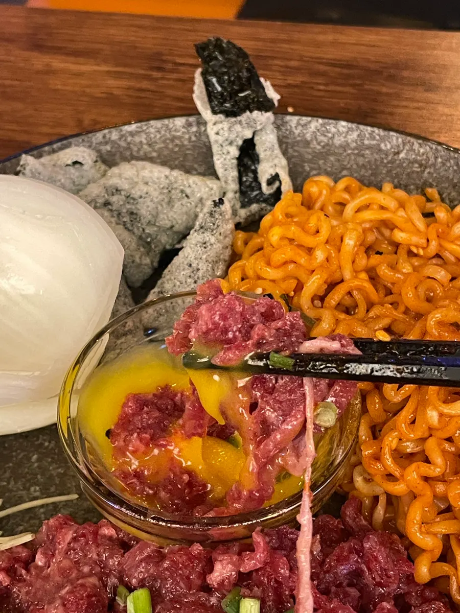 투뿔 육회와 불닭볶음면 조합