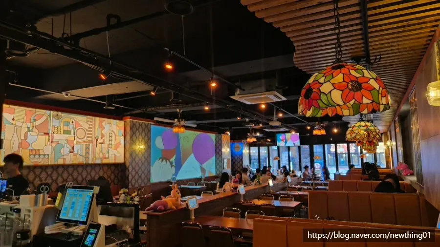 Tables and lighting at Wareureu Mansion Bangi Branch