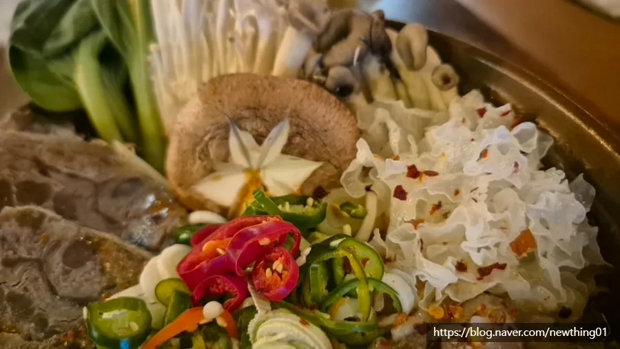 Boiled beef shank arranged like flower petals in the hot pot