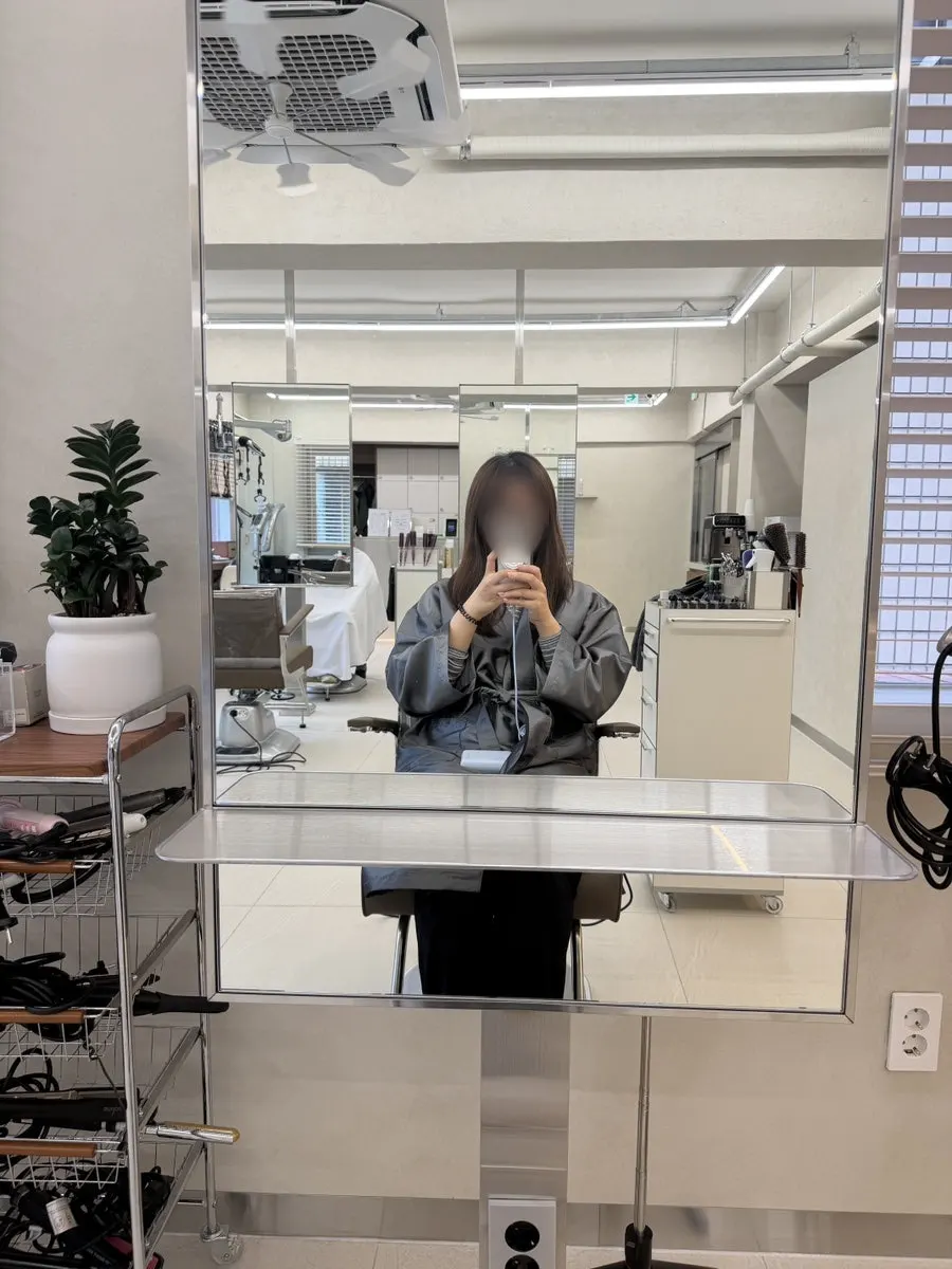 종현디자이너의 뿌리 염색 시술 장면