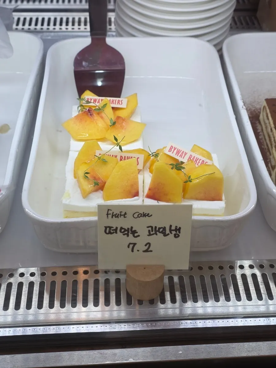 쇼케이스 속 과일 타르트