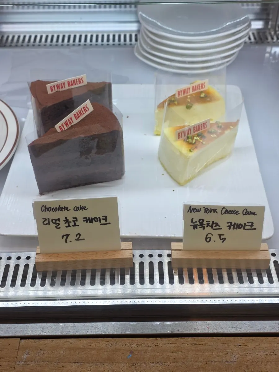 커피와 어울리는 조각 케이크 진열