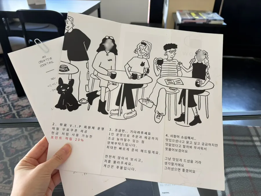 밀크티와 탄산음료가 적힌 바이덴커피바 메뉴판