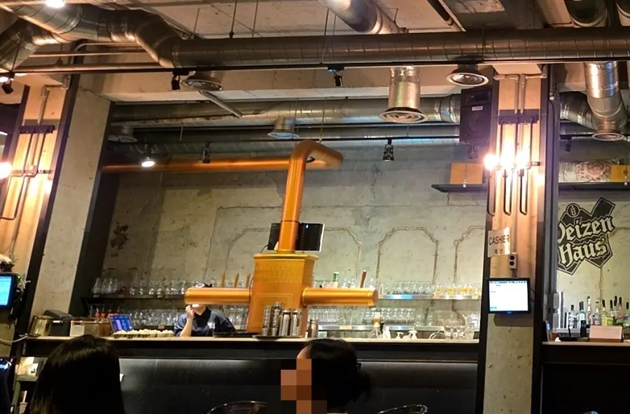 복층 구조의 단체 좌석과 널찍한 테이블