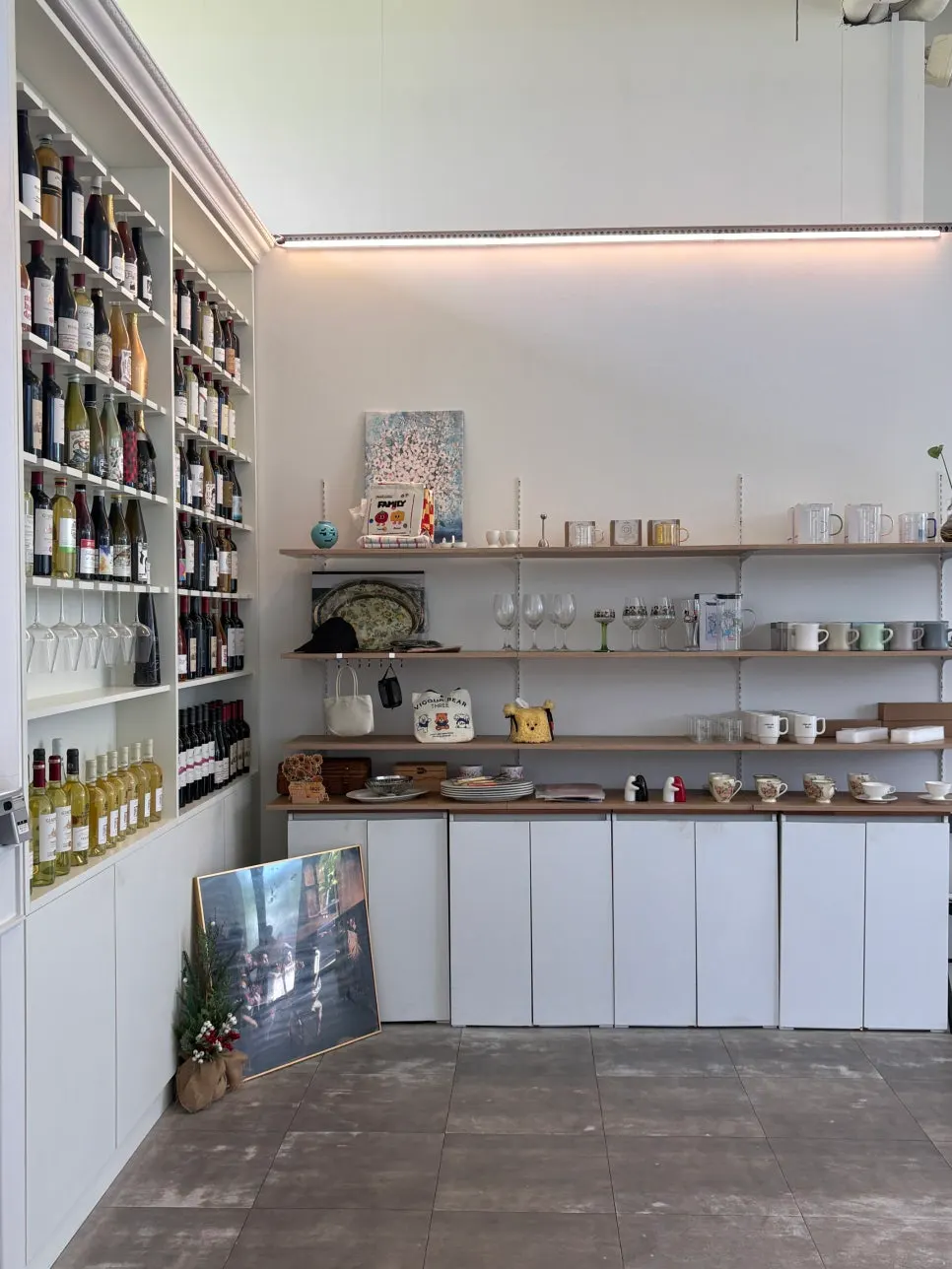 Tidy café interior with plenty of negative space