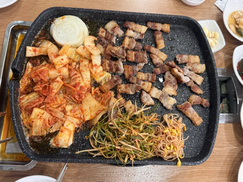 Table spread of pork belly at Auseong Gaeseong Sonmandu
