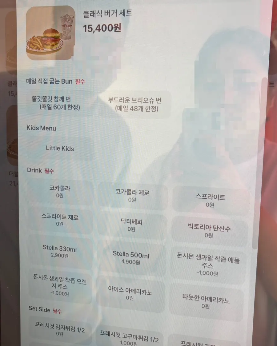 클래식·트러플·치즈 버거가 적힌 위위버거 메뉴판