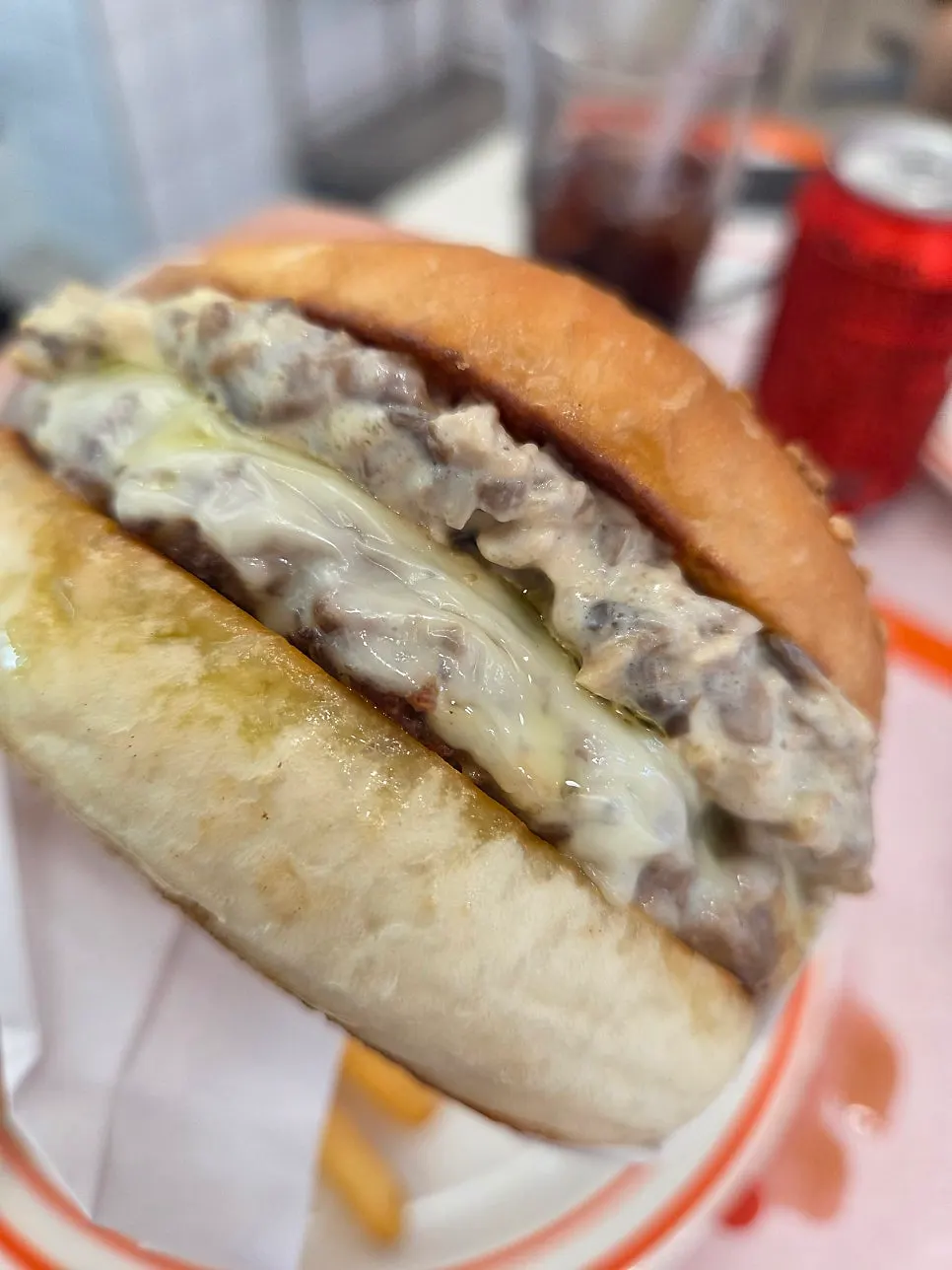 트러플버거 단면과 버섯 토핑