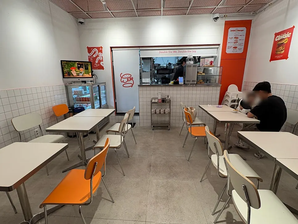 매장에서 직접 굽는 버거번 관련 매장 전경