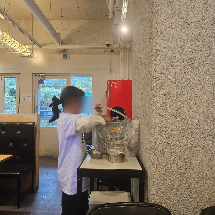 Unlimited-refill popcorn served after ordering
