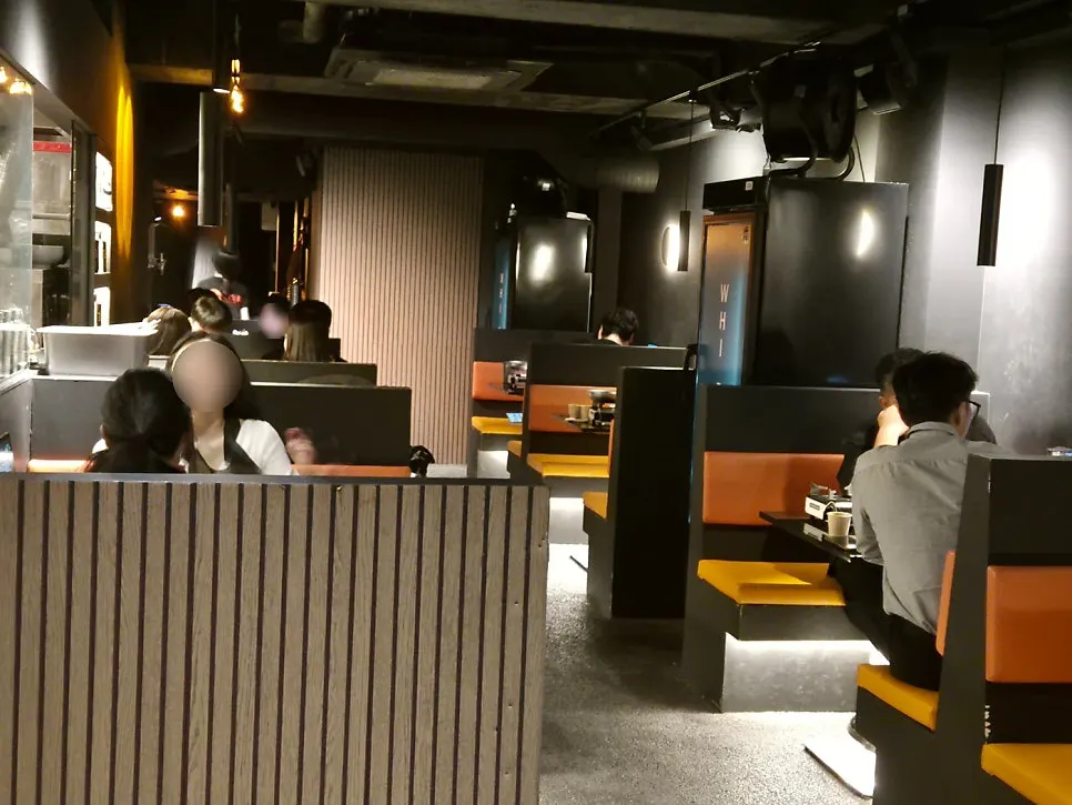 휘얼 아주대점 테이블 좌석 분위기