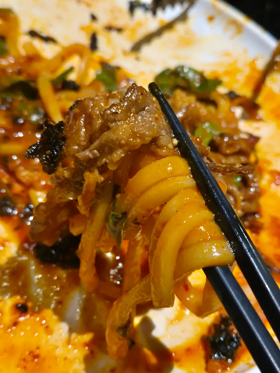 차돌박이가 올라간 비빔우동 클로즈업