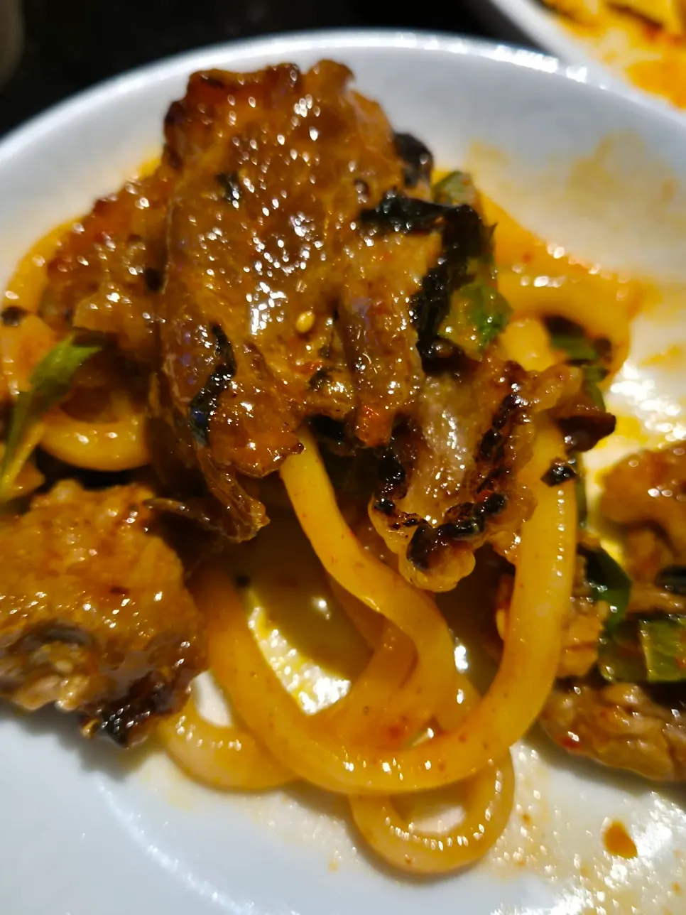 차돌비빔우동과 술잔이 놓인 테이블