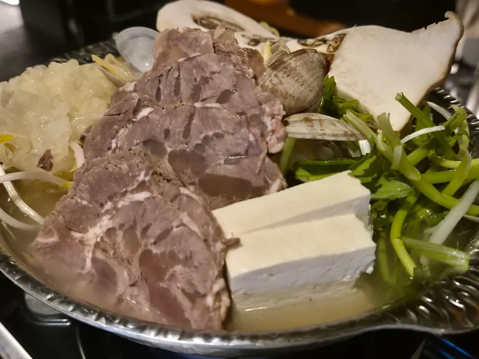 푸짐하게 차려진 휘얼 아주대점 수육전골