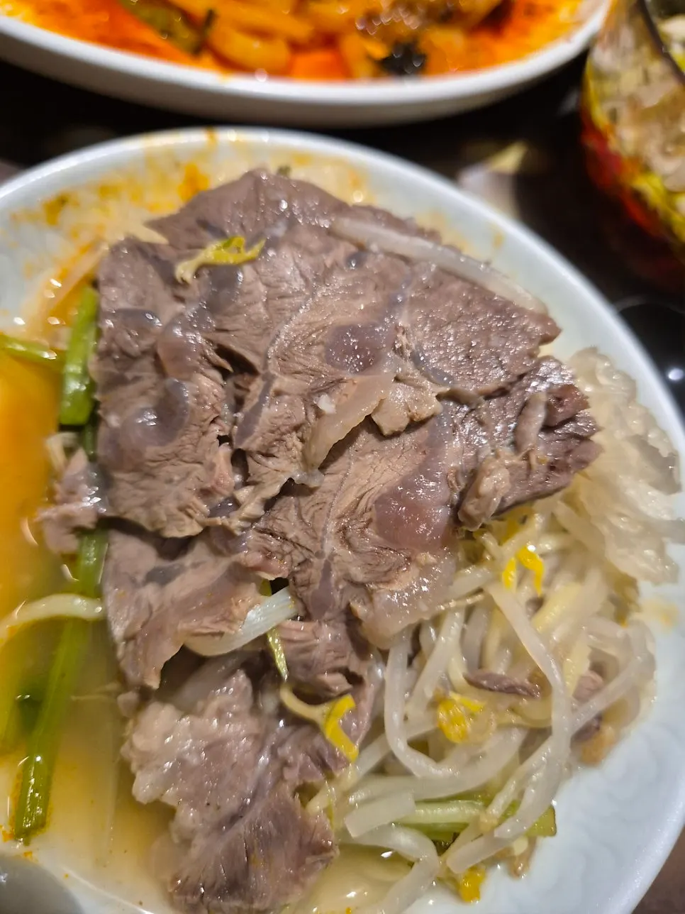 끓고 있는 수육전골 냄비