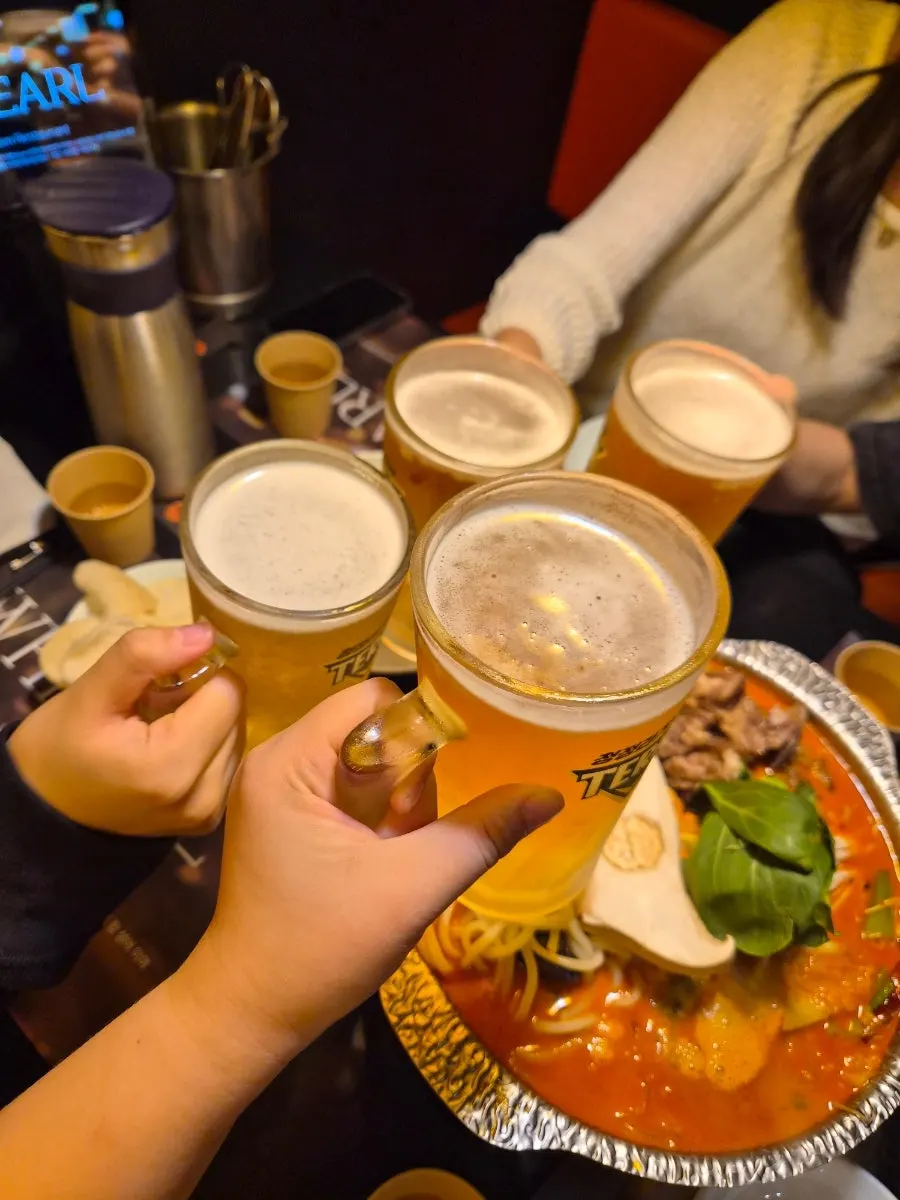 시원하게 나온 생맥주 잔