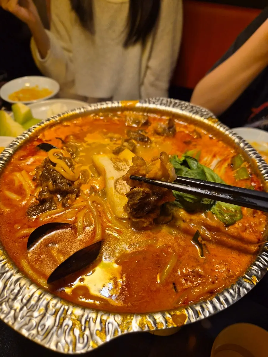 얼큰한 차돌짬뽕탕 국물과 차돌