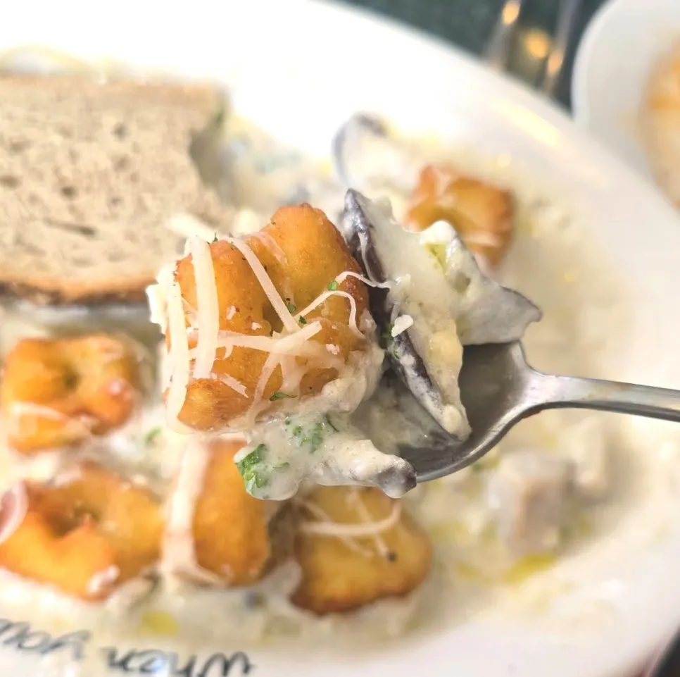 Truffle cream gnocchi served with rye bread