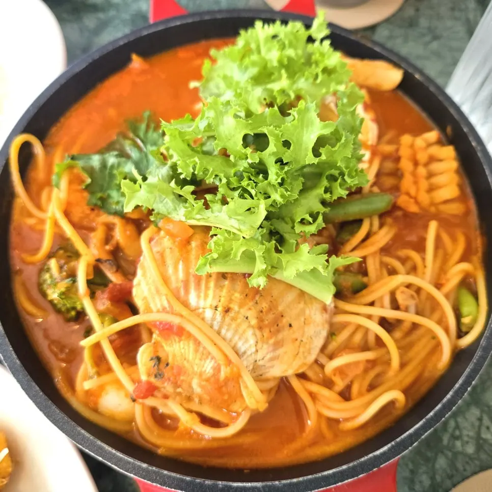 Spicy tomato pasta pesce with scallops and shrimp