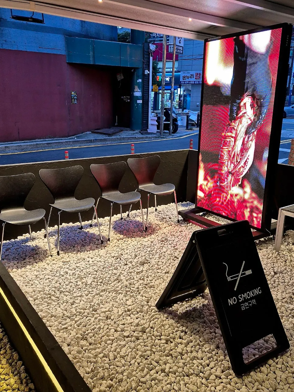 入口横の待合席と案内板