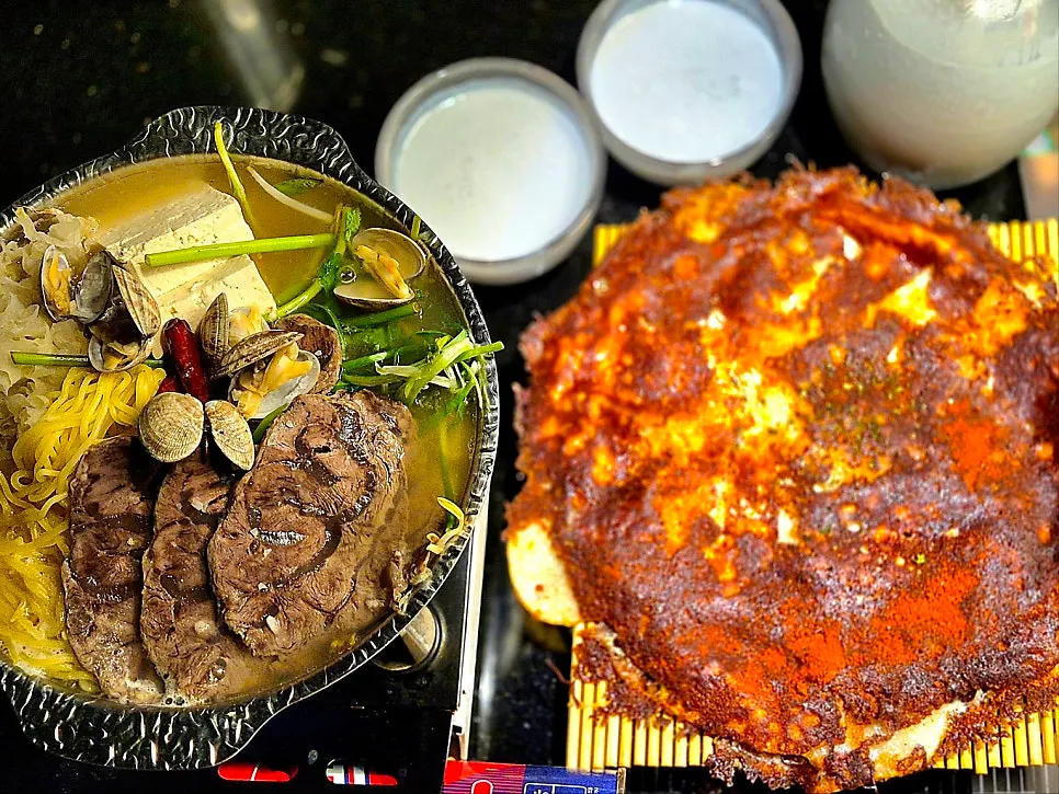 水肉チゲと明太チーズポテトジョンが並んだテーブル