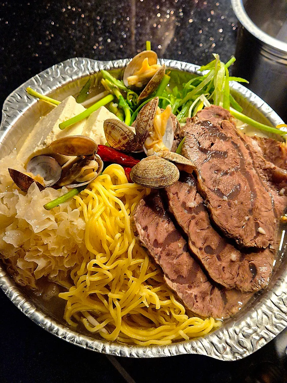 具材がたっぷりのった水肉チゲ