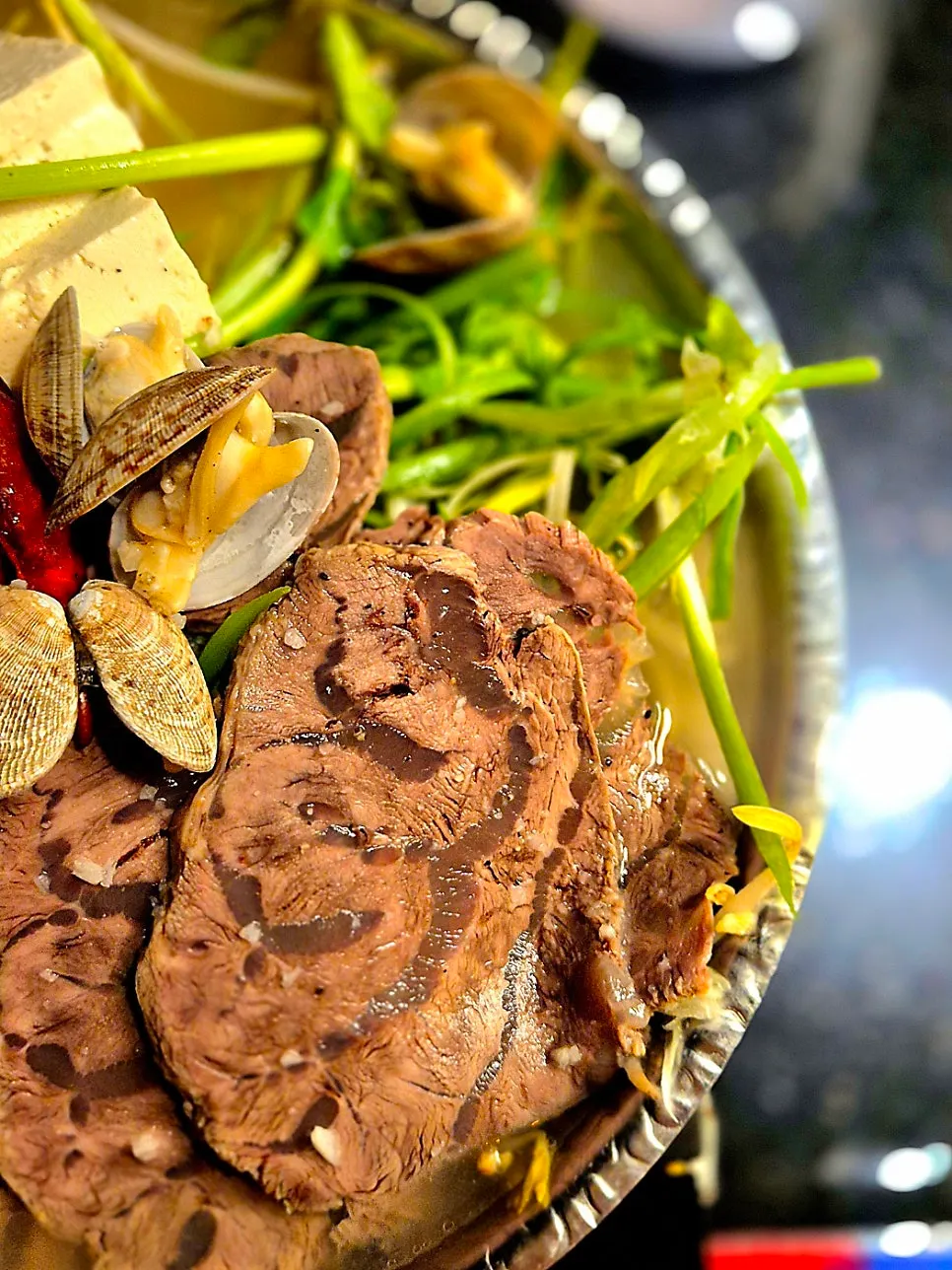 アロンサテの水肉と貝、シュンギクが入ったチゲ