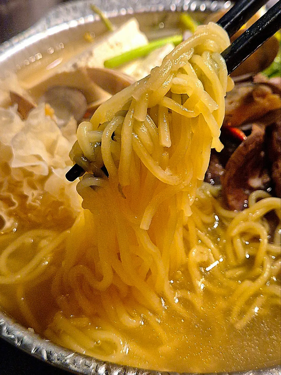 チゲのスープを含んだ太めの麺