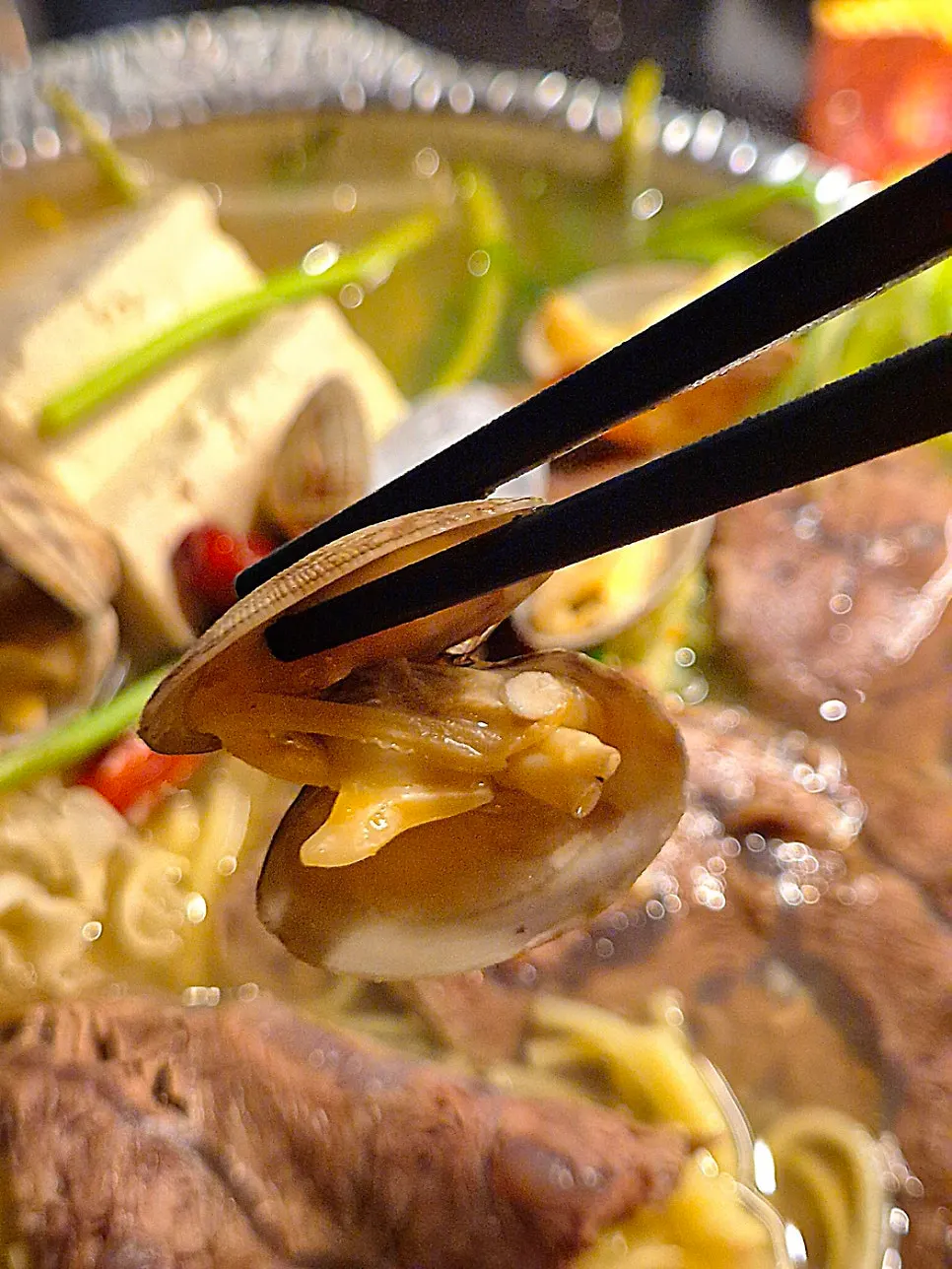 厚い豆腐ともやしが入ったチゲ