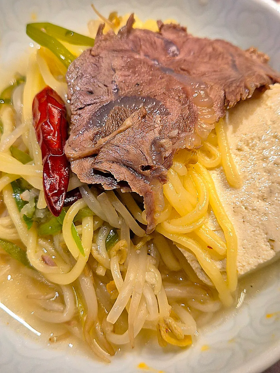照明控えめなブラックトーンの店内