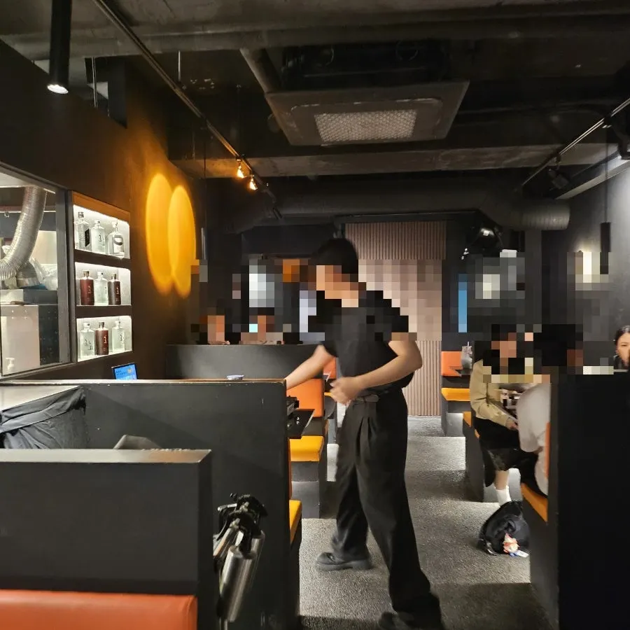 휘얼 아주대점 실내 좌석 전경
