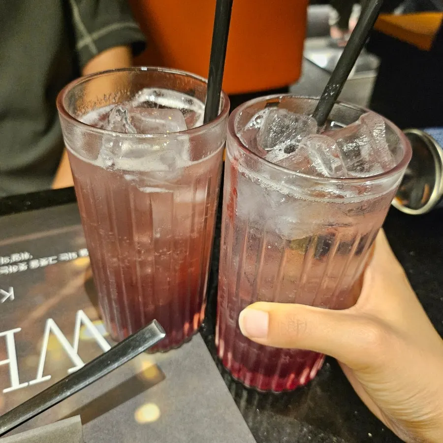 복분자 하이볼 건배 장면