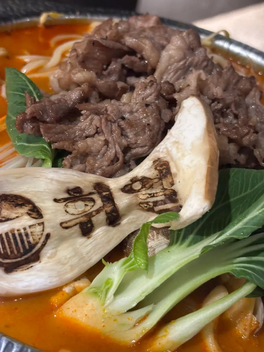 불맛 살린 차돌박이가 올라간 전골
