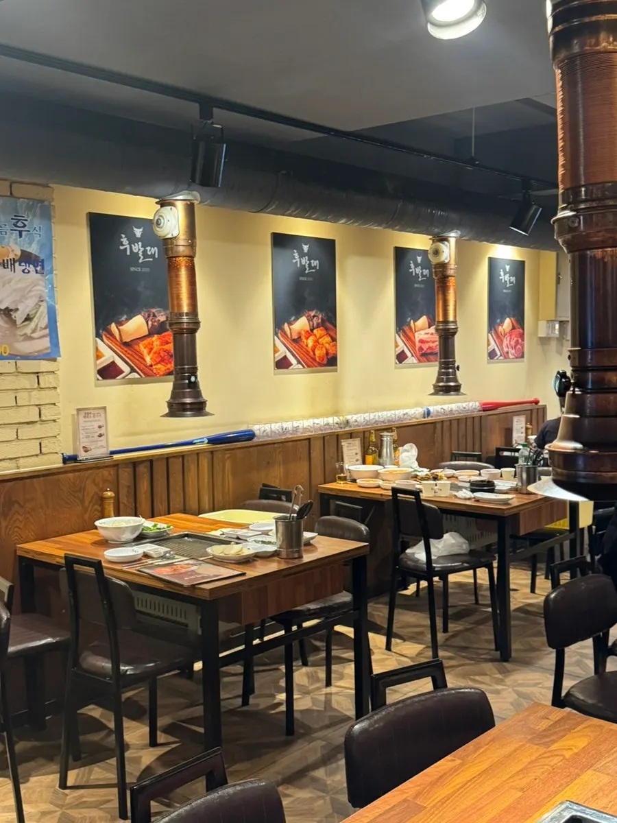Nearly full interior of Hubaldae on a weekday evening
