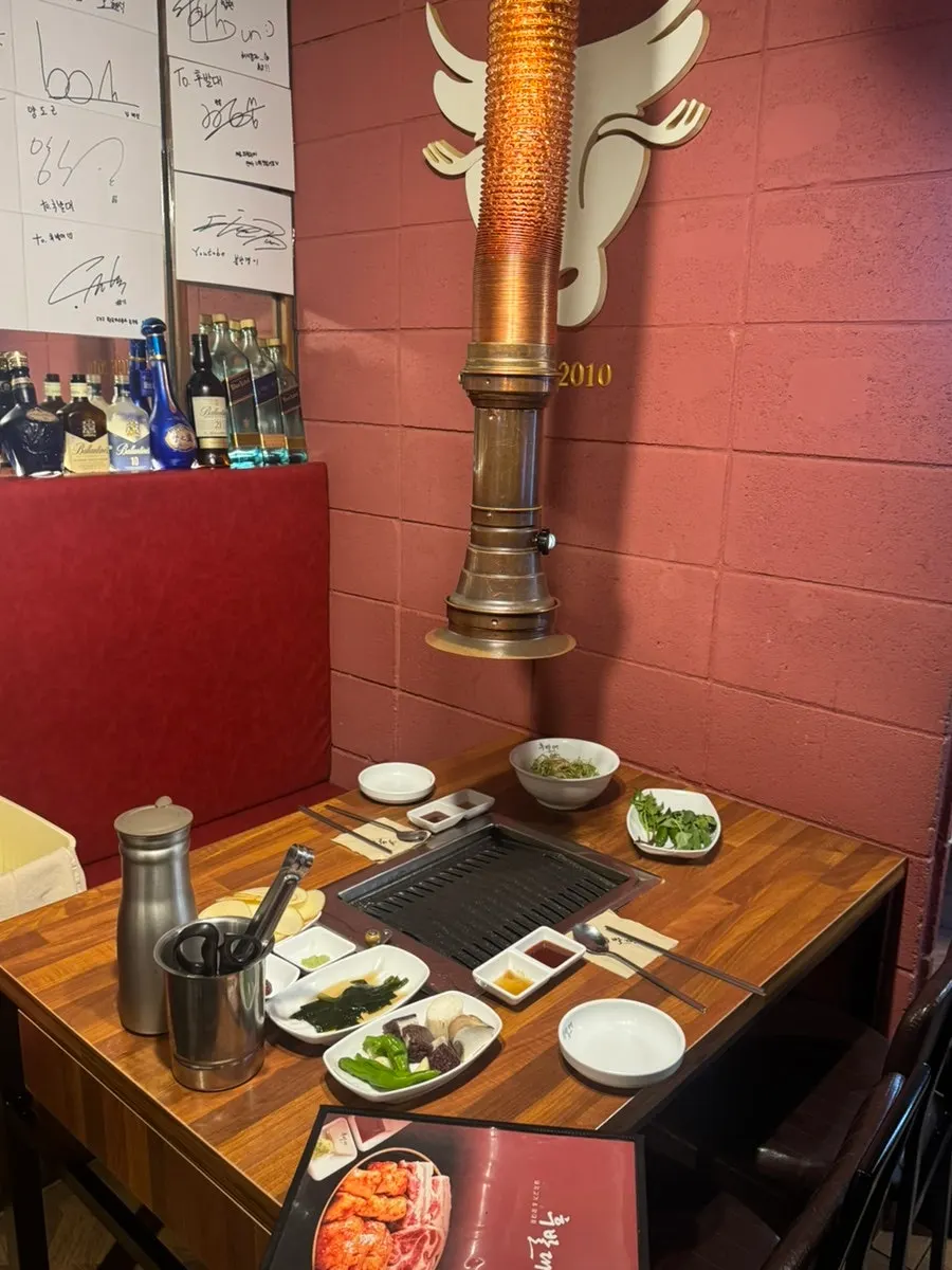 Long, single-row layout of 4-person tables at Hubaldae