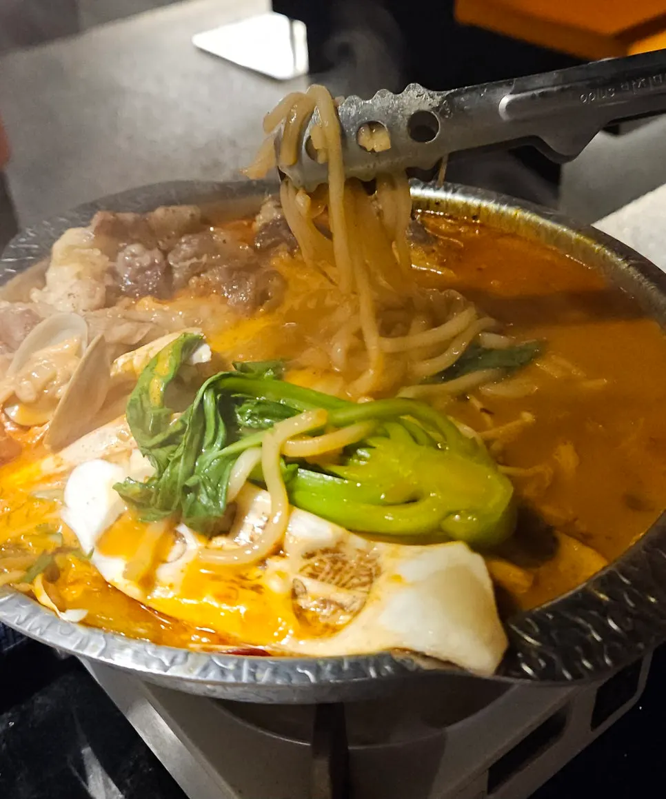複数人で分けて食べるのに良いHwial 亜洲大店のつまみ構成