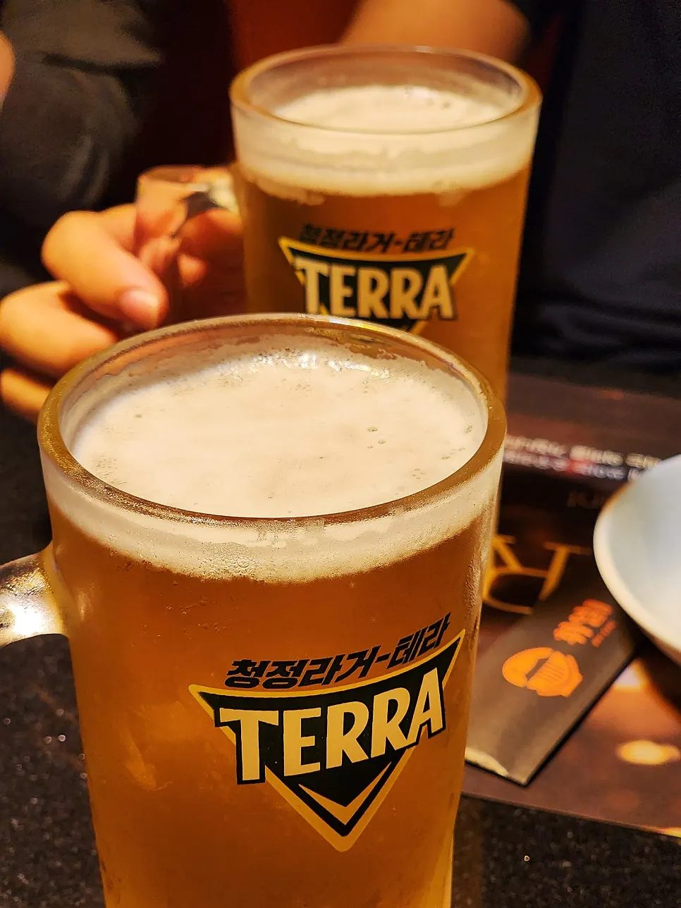 맥주 3+1 행사로 주문한 생맥주 여러 잔