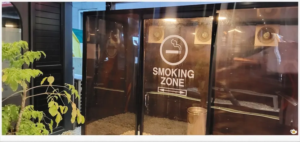 Area privat dan smoking zone di luar bangunan