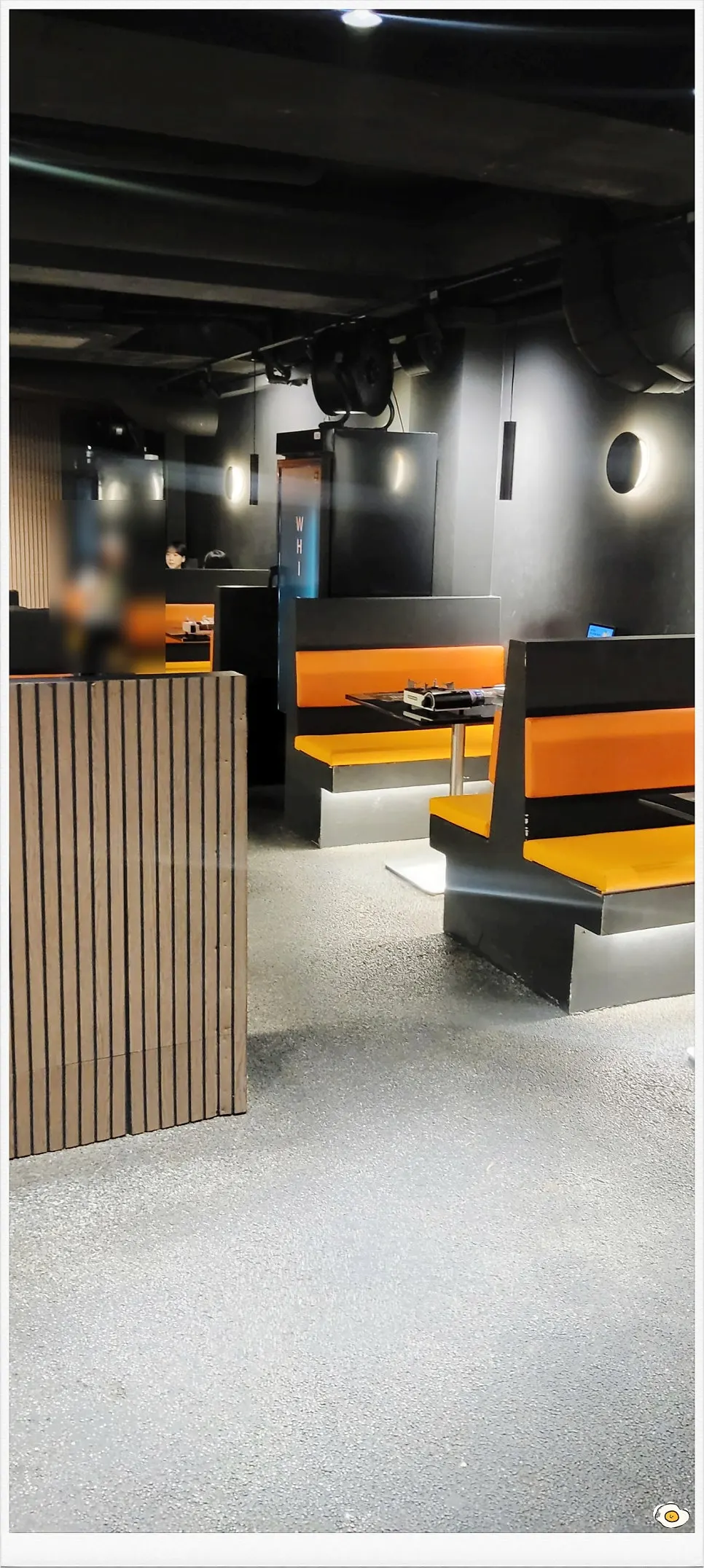 Interior Hwial Ajou University Branch dengan pencahayaan redup